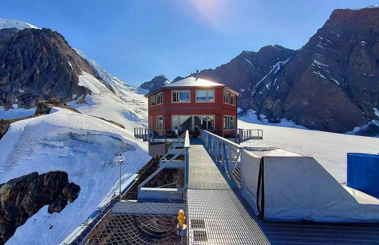 Nằm trên sông băng, đây là khách sạn sang trọng xa xôi nhất thế giới - 1
