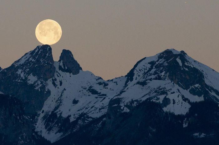 Chùm ảnh tuyệt đẹp về kỳ trăng đầu tiên của năm 2022: Trăng Sói - 9