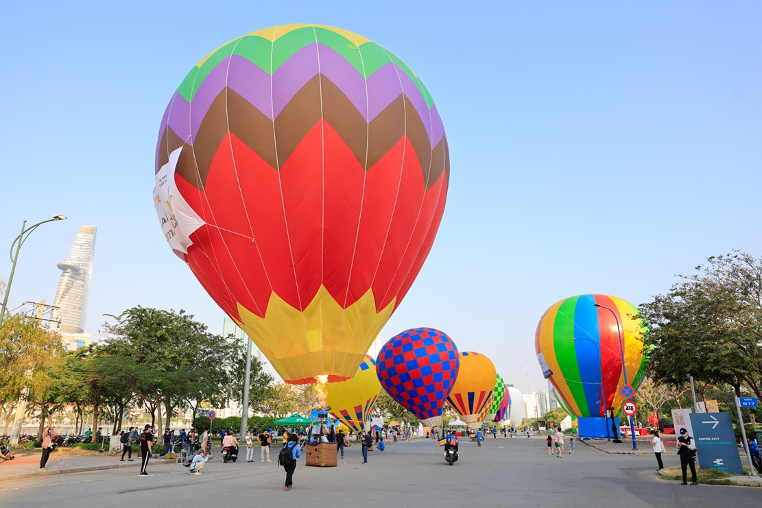 Cuối tuần ở Sài Gòn: Ngắm nhìn đoàn khinh khí cầu rực rỡ bay lượn trên bầu trời - 2