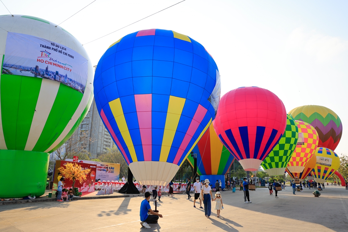 Cuối tuần ở Sài Gòn: Ngắm nhìn đoàn khinh khí cầu rực rỡ bay lượn trên bầu trời - 4