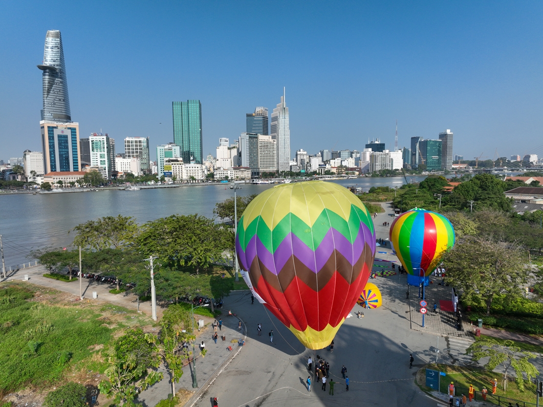 Cuối tuần ở Sài Gòn: Ngắm nhìn đoàn khinh khí cầu rực rỡ bay lượn trên bầu trời - 13