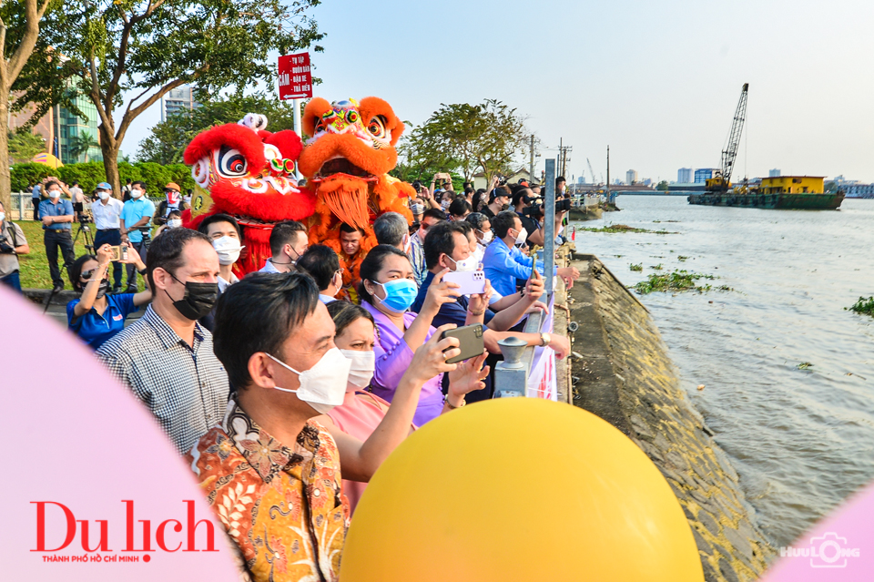 Ngắm khinh khí cầu bay lượn và du thuyền bơi trên sông Sài Gòn - 7