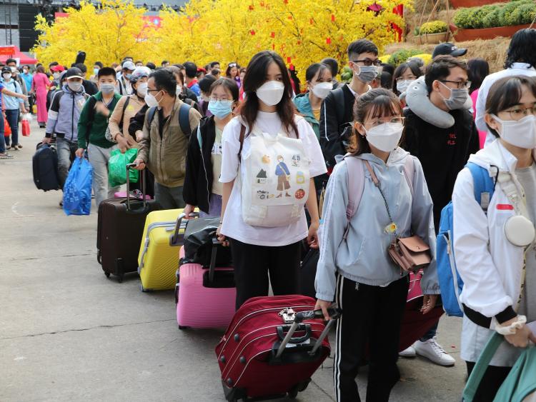 Hơn 1.000 sinh viên khó khăn được tặng vé xe về quê đón Tết