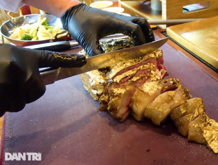 Món thịt bò “bọc“ vàng, ăn một miếng mất tiền triệu ở Hà Nội