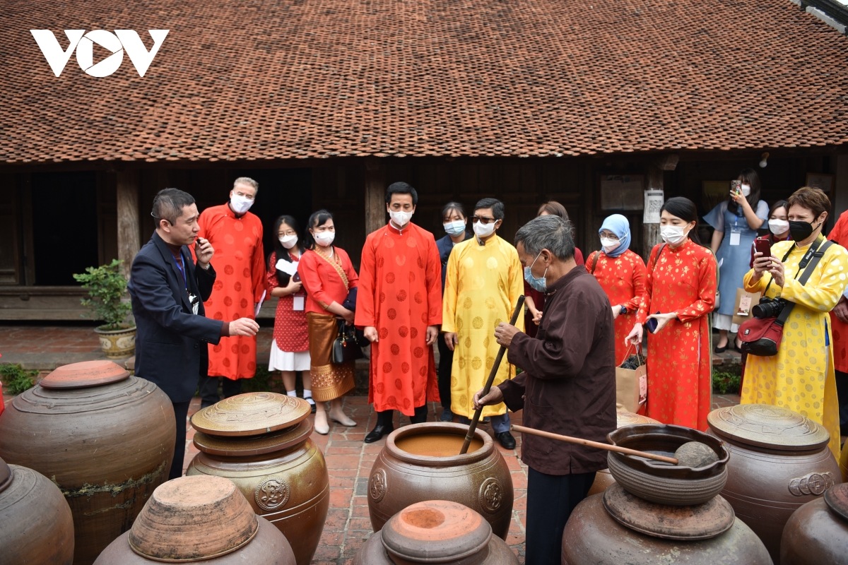 Khách nước ngoài trải nghiệm làng cổ, Tết Việt tại Đường Lâm - 1