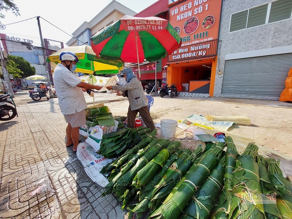 Chợ lá dong nổi tiếng Sài thành, nằm vỉa hè hóng một mùa Tết lịch sử - 4