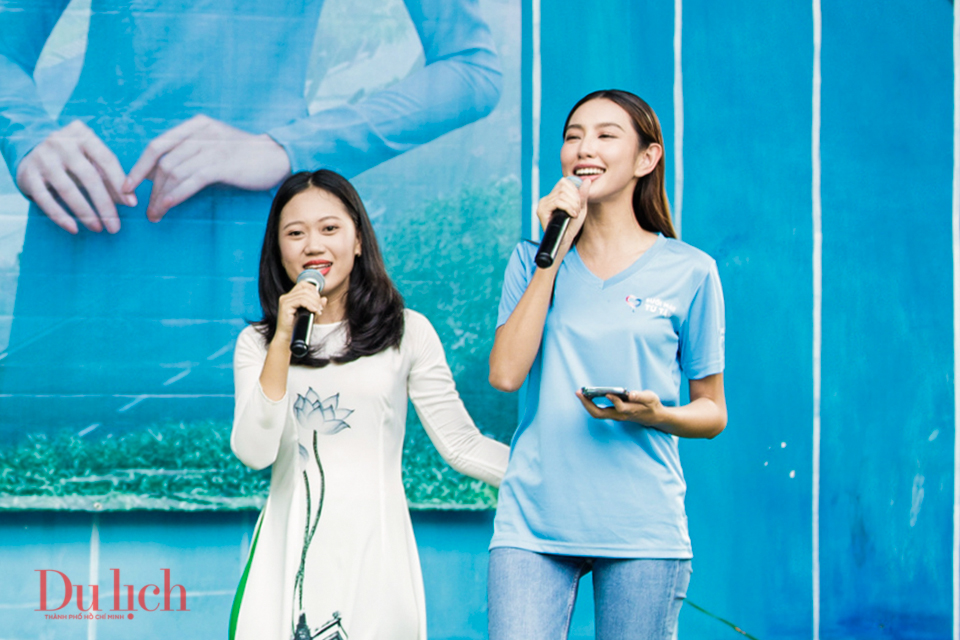 Hoa hậu Thùy Tiên trao học bổng cho các học sinh nghèo hiếu học Củ Chi - 2