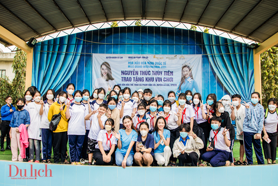 Hoa hậu Thùy Tiên trao học bổng cho các học sinh nghèo hiếu học Củ Chi - 9