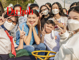  - Hoa hậu Thùy Tiên trao học bổng cho các học sinh nghèo hiếu học Củ Chi