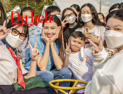 Chuyện hay - Hoa hậu Thùy Tiên trao học bổng cho các học sinh nghèo hiếu học Củ Chi