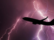 Vì sao máy bay không sợ sấm sét khi lơ lửng hàng nghìn mét giữa bầu trời?