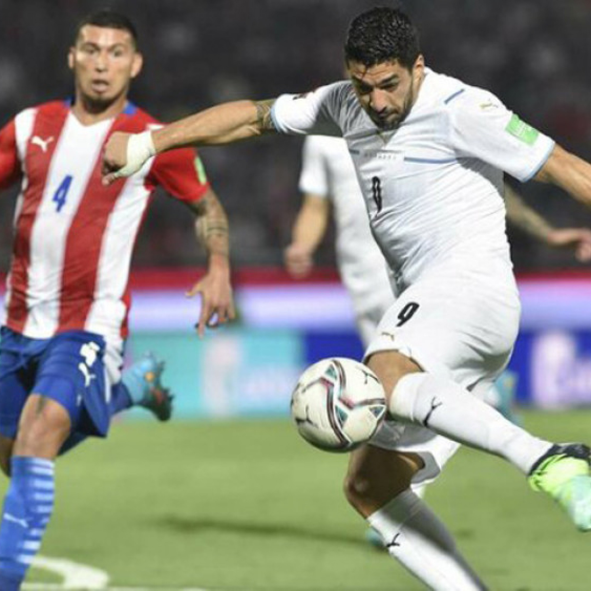  - Video bóng đá Paraguay - Uruguay: Thế trận giằng co, khác biệt Suarez (Vòng loại World Cup)