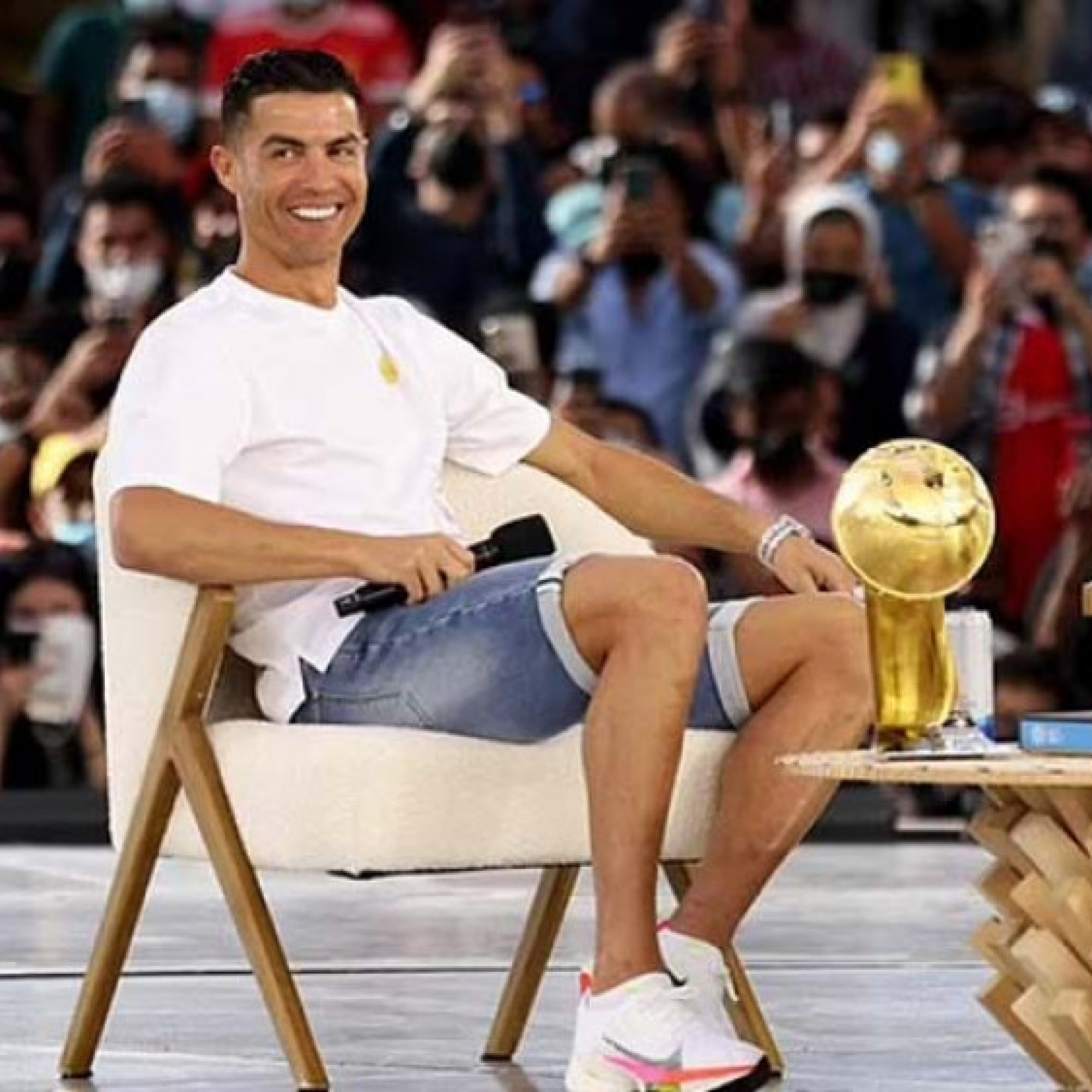 - Ronaldo được vinh danh giữa biển người ở Dubai, hé lộ cách nuôi dạy con