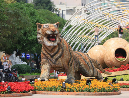 Chuyện hay - Ấn tượng những “ông Hổ” khổng lồ tại Đường hoa Nguyễn Huệ trước giờ khai mạc