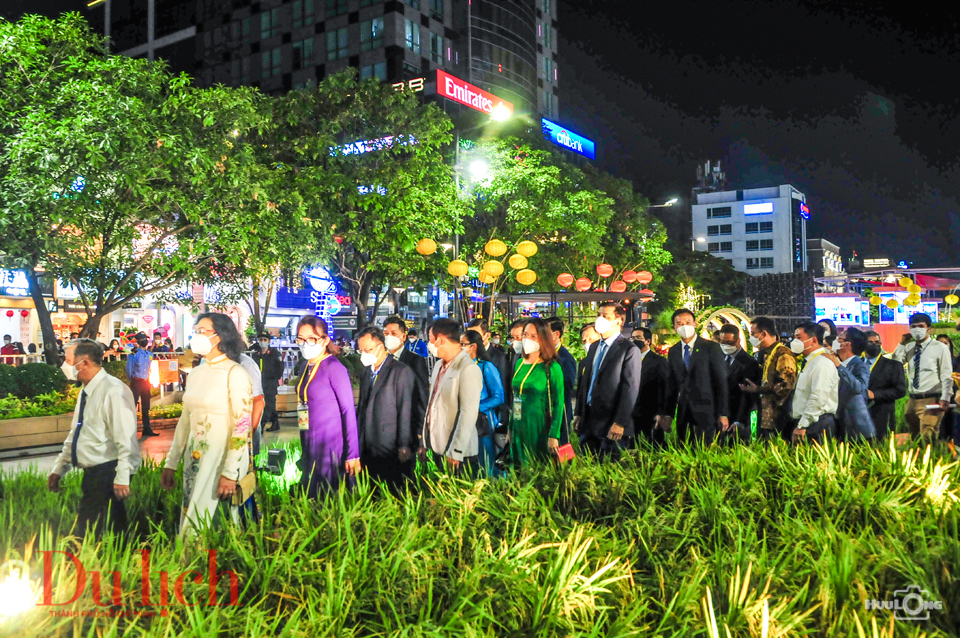 Hàng ngàn người dân TP.HCM đổ về đường hoa Nguyễn Huệ - 7