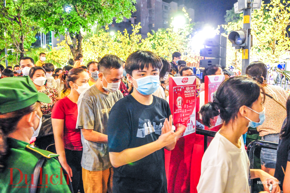 Hàng ngàn người dân TP.HCM đổ về đường hoa Nguyễn Huệ - 14