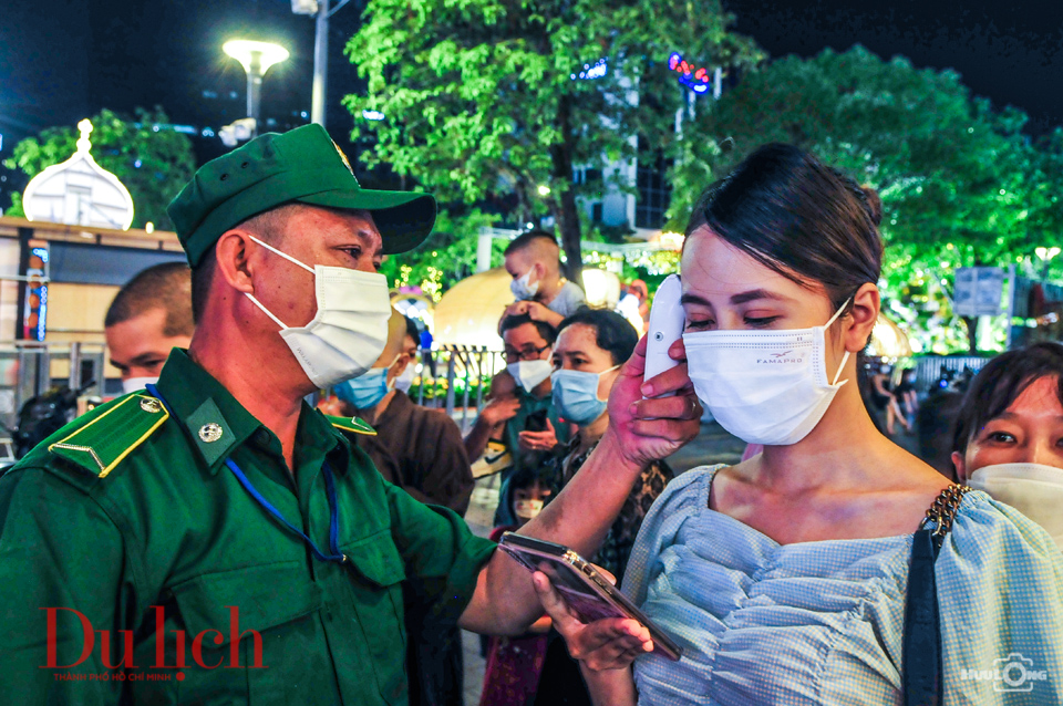 Hàng ngàn người dân TP.HCM đổ về đường hoa Nguyễn Huệ - 17