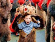 Phong tục 'cầu may' kỳ lạ: Treo củ hành tây, mặc đồ trắng, rắc muối trước cửa