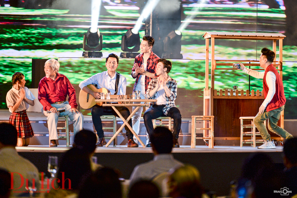 Show ca nhạc đầu Xuân tại trung tâm TP.HCM thu hút hàng ngàn người tham dự - 11