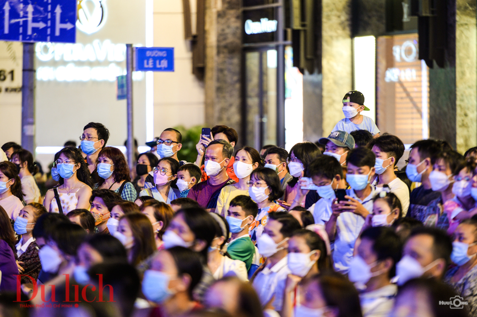 Show ca nhạc đầu Xuân tại trung tâm TP.HCM thu hút hàng ngàn người tham dự - 5
