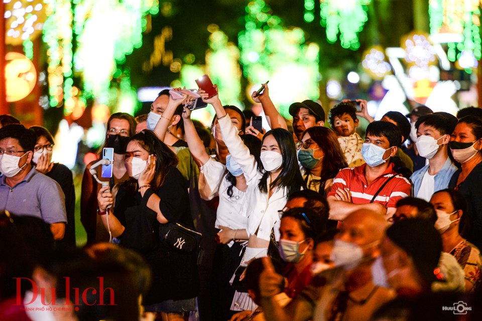 Show ca nhạc đầu Xuân tại trung tâm TP.HCM thu hút hàng ngàn người tham dự - 16