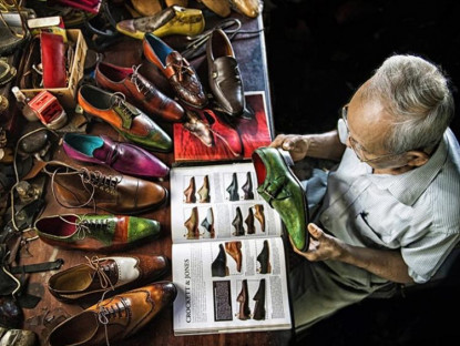 Giải trí - Người thợ đóng giày ở Sài Gòn được vinh danh tại cuộc thi ảnh du lịch quốc tế
