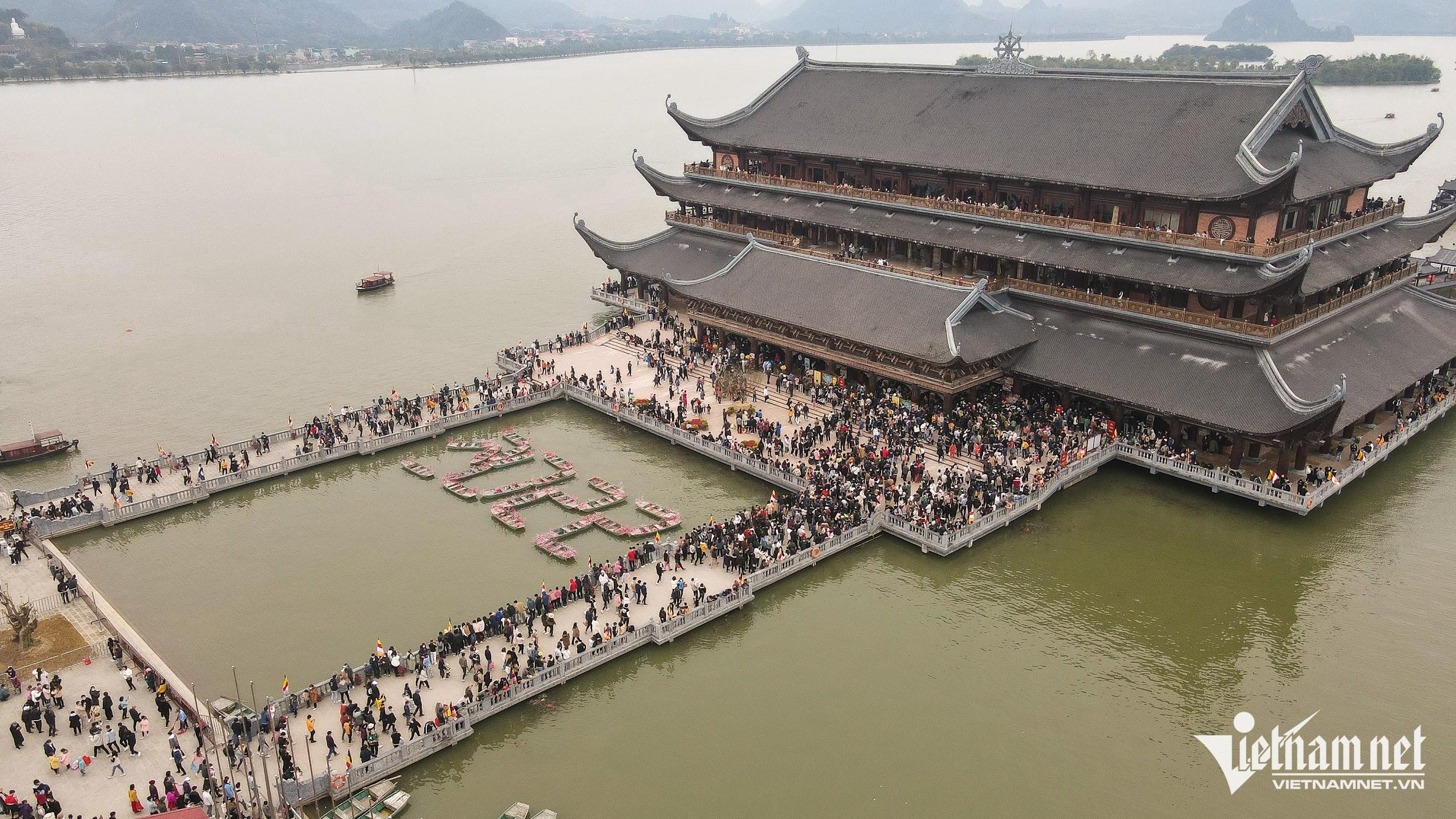10.000 người đổ về chùa Tam Chúc du xuân những ngày đầu năm mới - 1