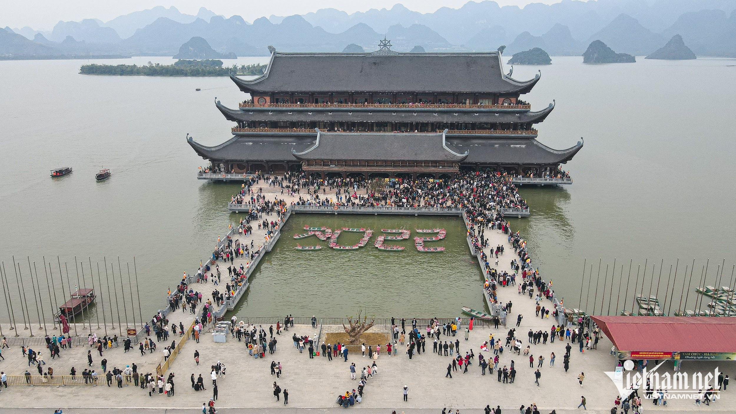 10.000 người đổ về chùa Tam Chúc du xuân những ngày đầu năm mới - 14