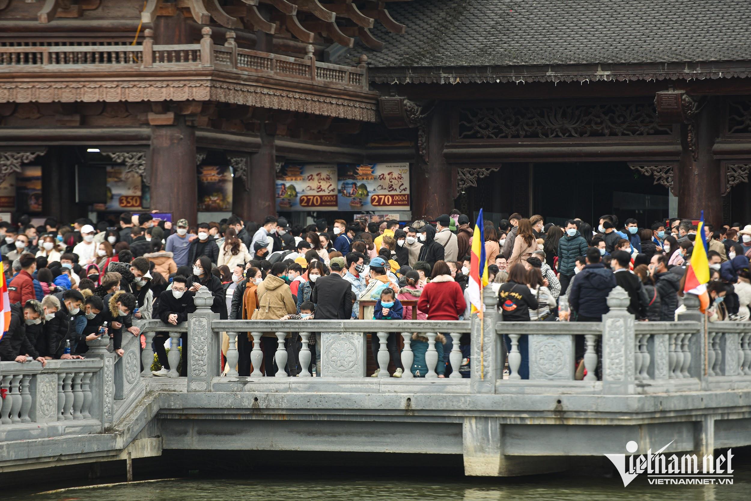 10.000 người đổ về chùa Tam Chúc du xuân những ngày đầu năm mới - 8