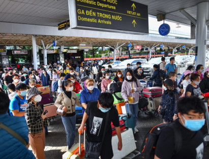 Chuyển động - Cảnh hành khách chen chúc ở sân bay Tân Sơn Nhất