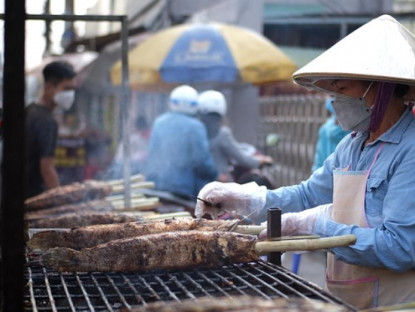 Lễ hội - Huy động 30 người nướng 5.000 con cá lóc để bán ngày vía Thần Tài