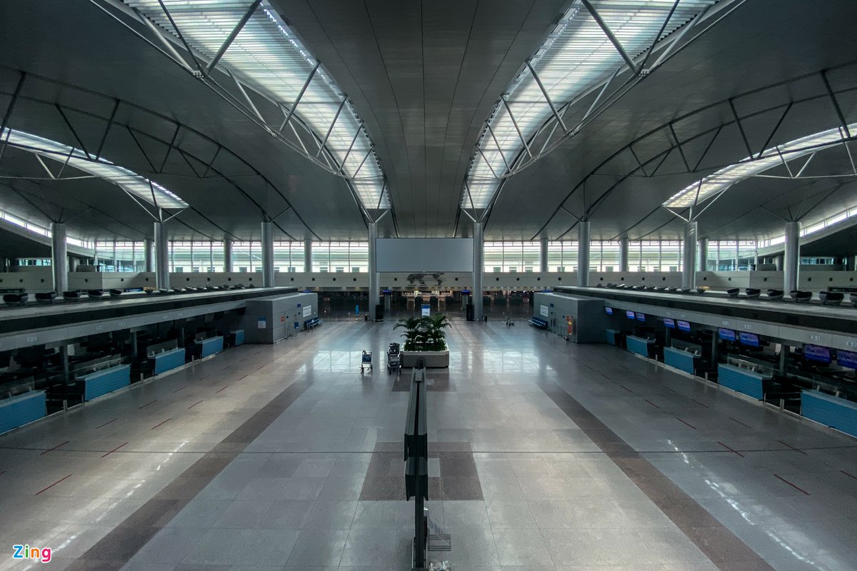 Ga quốc tế Tân Sơn Nhất vắng vẻ trong ngày mở lại toàn bộ đường bay - 1