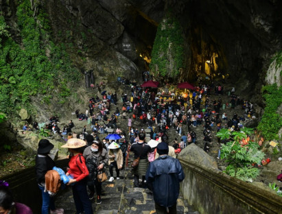 Chuyển động - Du khách chen chân trong động Hương Tích ngày đầu khai hội