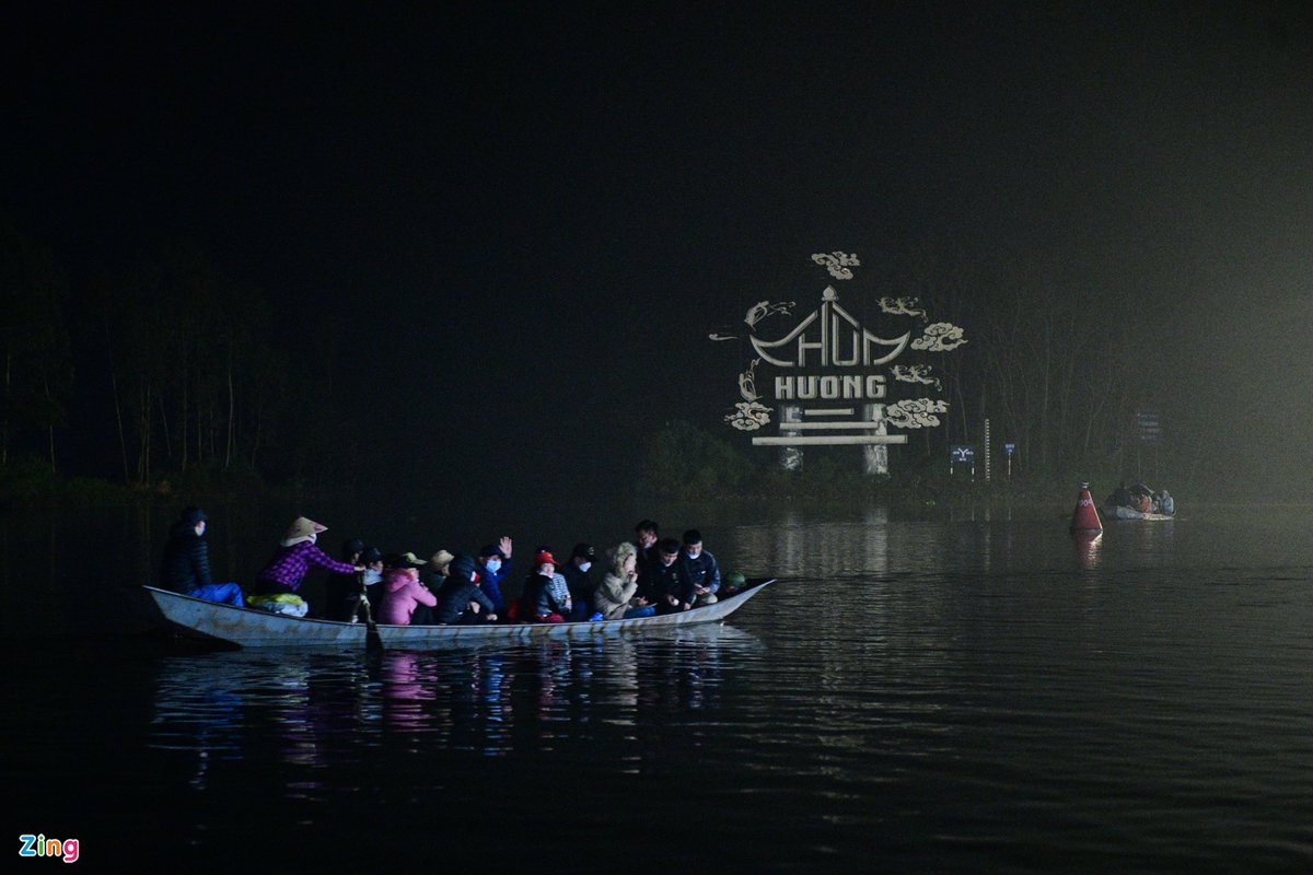 Du khách đội mưa đi đò chùa Hương trong đêm - 6