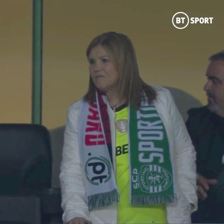 Mẹ Ronaldo bỏ theo dõi con trai ghi bàn ở MU, ngồi xem Man City gây sốc - 1