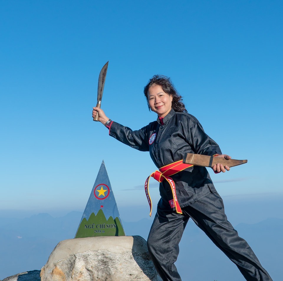 Nữ 'phượt thủ' Gia Lai U60 chinh phục 5 đỉnh núi cao giữa mùa đông rét mướt - 7