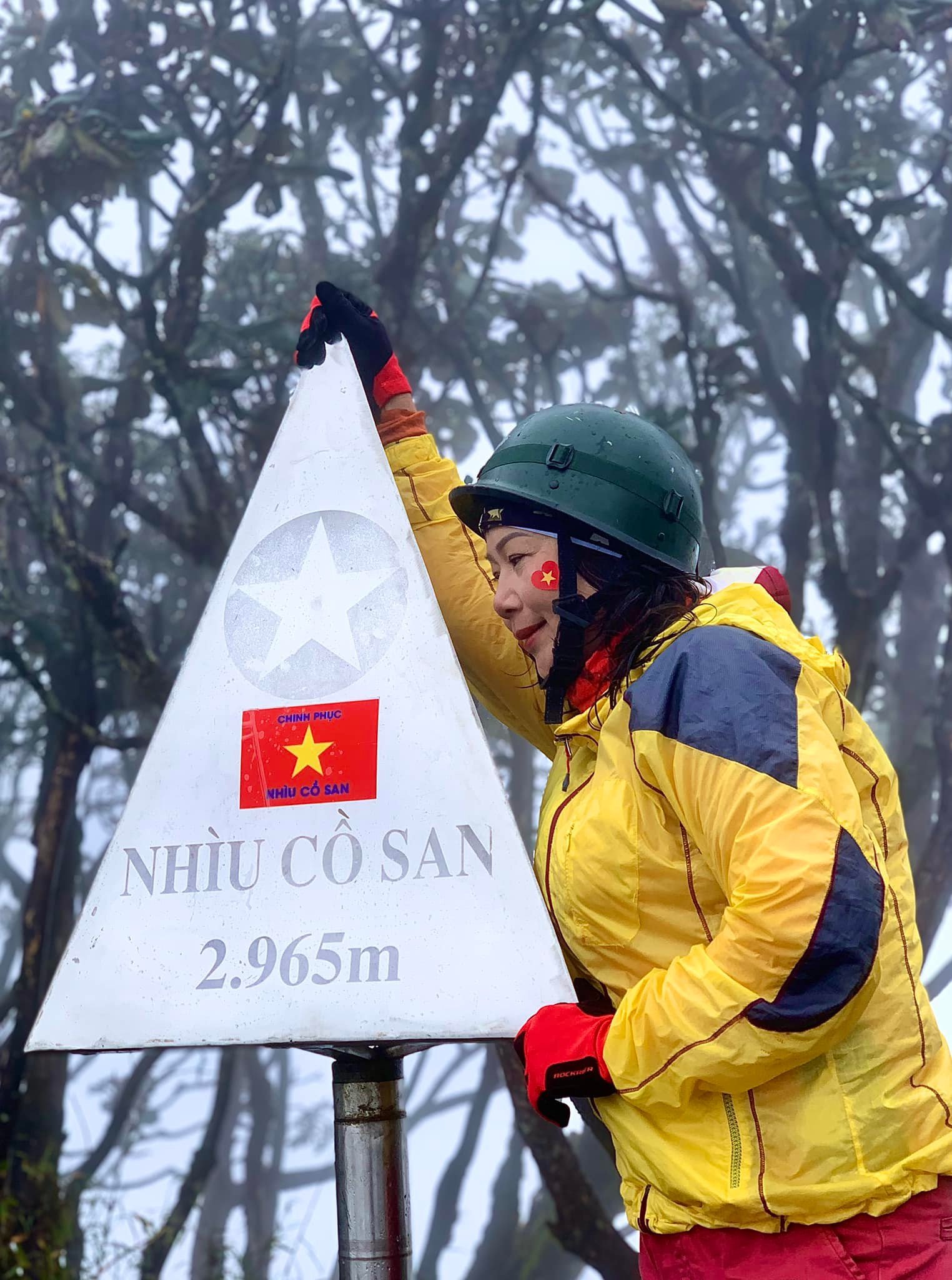 Nữ 'phượt thủ' Gia Lai U60 chinh phục 5 đỉnh núi cao giữa mùa đông rét mướt - 16