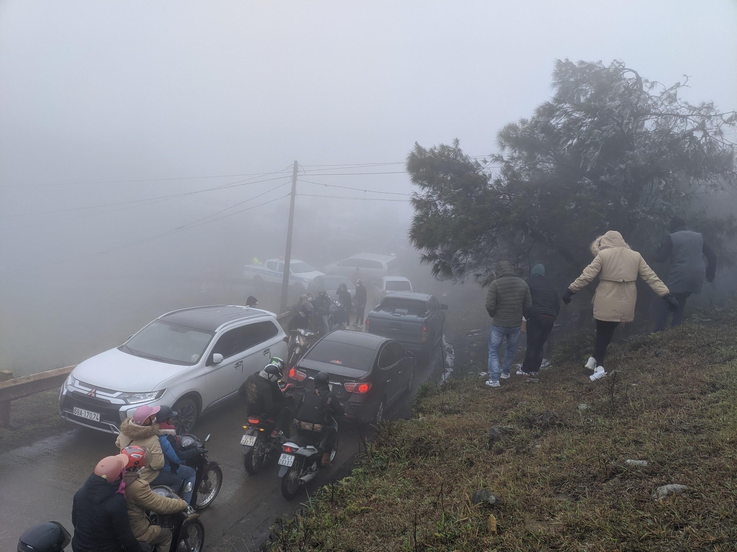 8000 khách lên đỉnh Mẫu Sơn: Người vạ vật trên xe, người chán nản quay đầu - 3