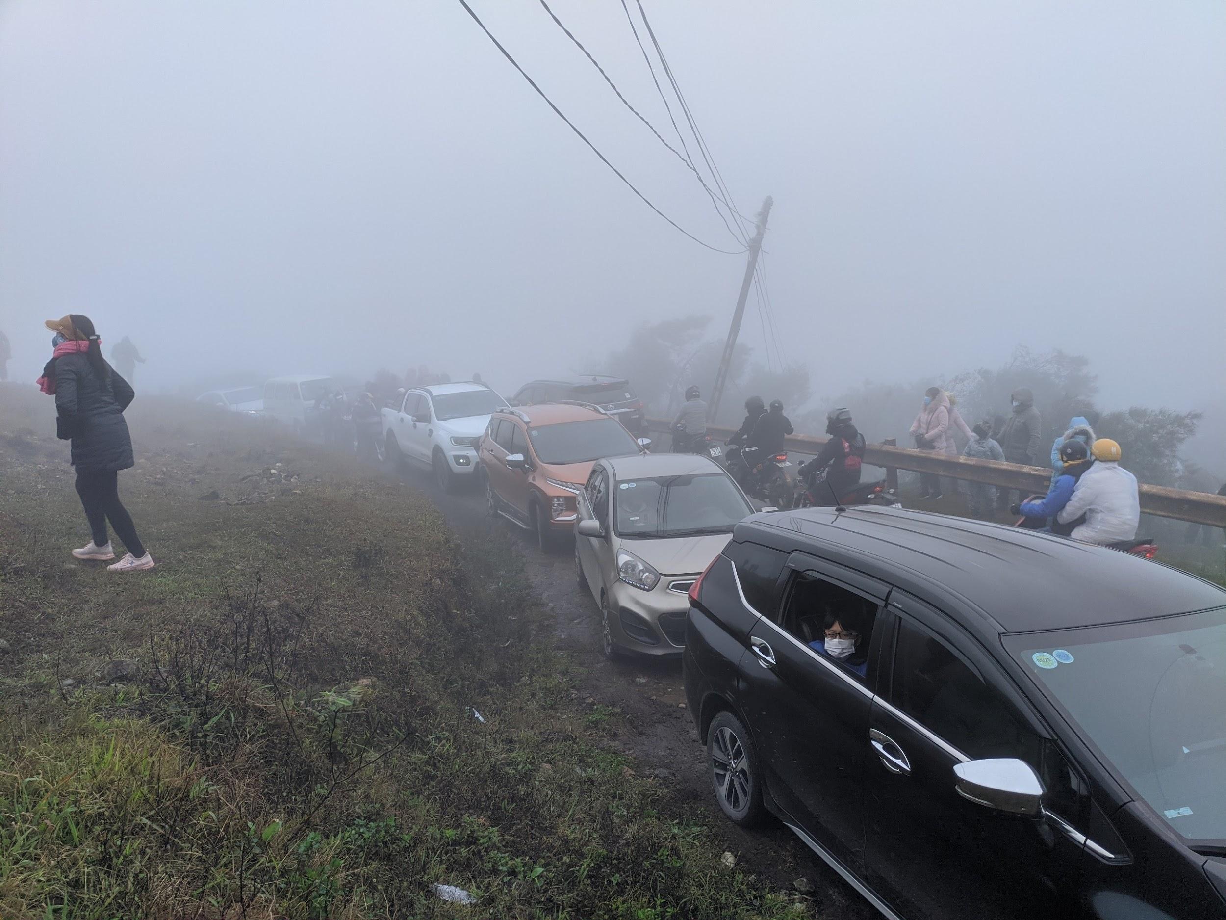 8000 khách lên đỉnh Mẫu Sơn: Người vạ vật trên xe, người chán nản quay đầu - 1