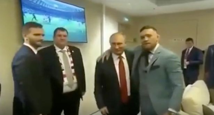 McGregor dám khoác vai Tổng thống Putin, bị vệ sĩ dọa cho sợ tái mặt - 1
