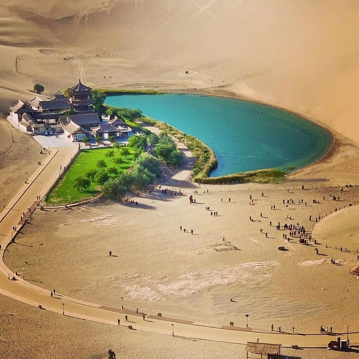 Chiêm ngưỡng Hồ Bán Nguyệt 2.000 năm lọt thỏm giữa sa mạc - 8