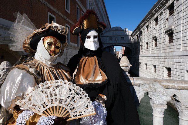 Italy: Sức hấp dẫn của lễ hội hóa trang Carnival thành Venice - 1