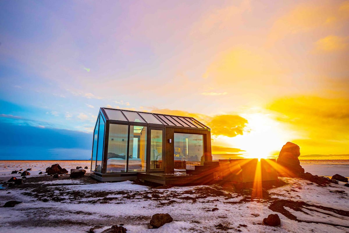 Bạn có thể nhìn thấy Cực quang từ trên giường của mình tại Airbnb này ở Iceland - 2