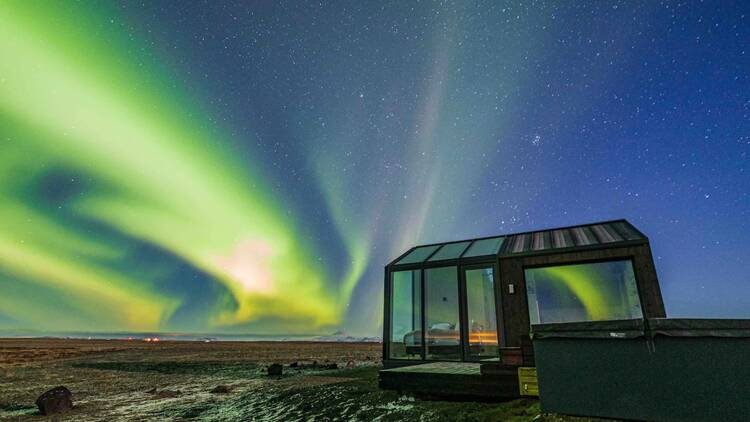 Bạn có thể nhìn thấy Cực quang từ trên giường của mình tại Airbnb này ở Iceland - 1