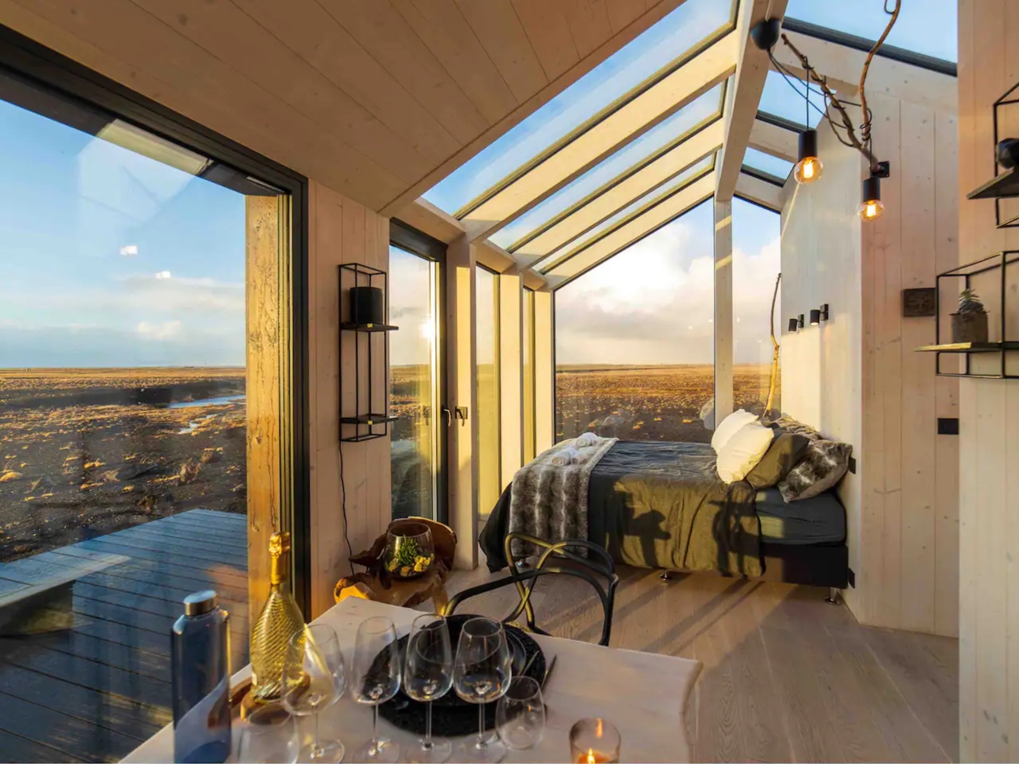 Bạn có thể nhìn thấy Cực quang từ trên giường của mình tại Airbnb này ở Iceland - 3