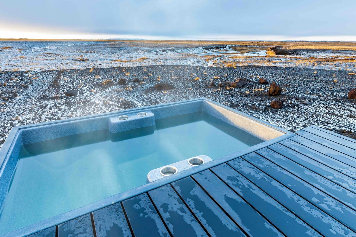 Bạn có thể nhìn thấy Cực quang từ trên giường của mình tại Airbnb này ở Iceland - 4