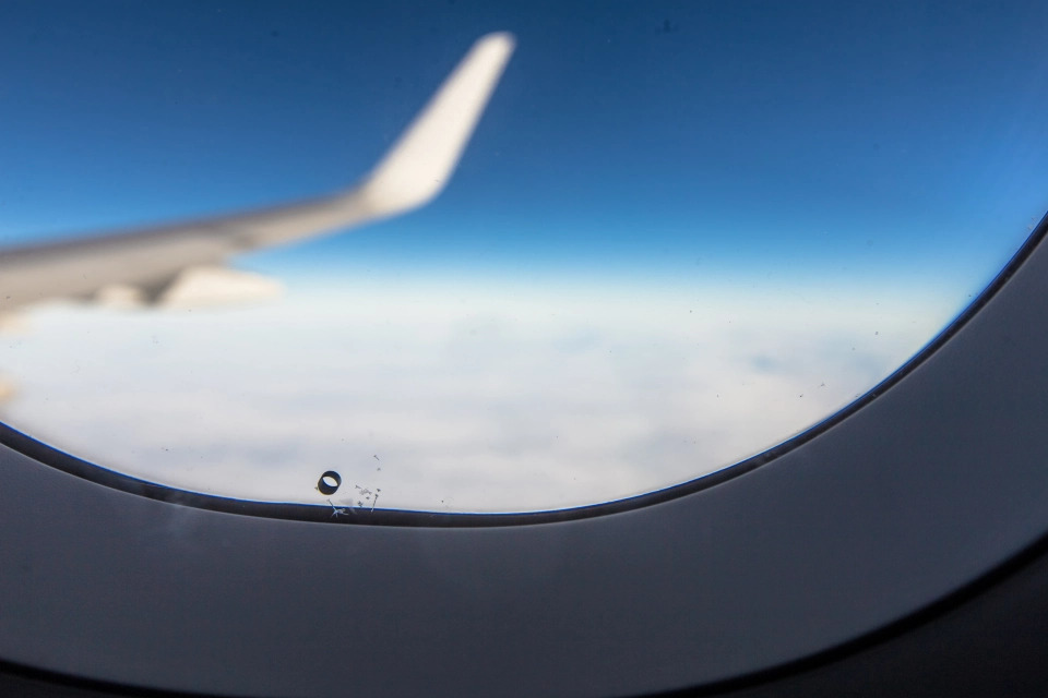 Tam giác đen bé xíu trên cửa sổ giữa máy bay là gì mà có tác dụng "sống còn" với chuyến bay? - 2