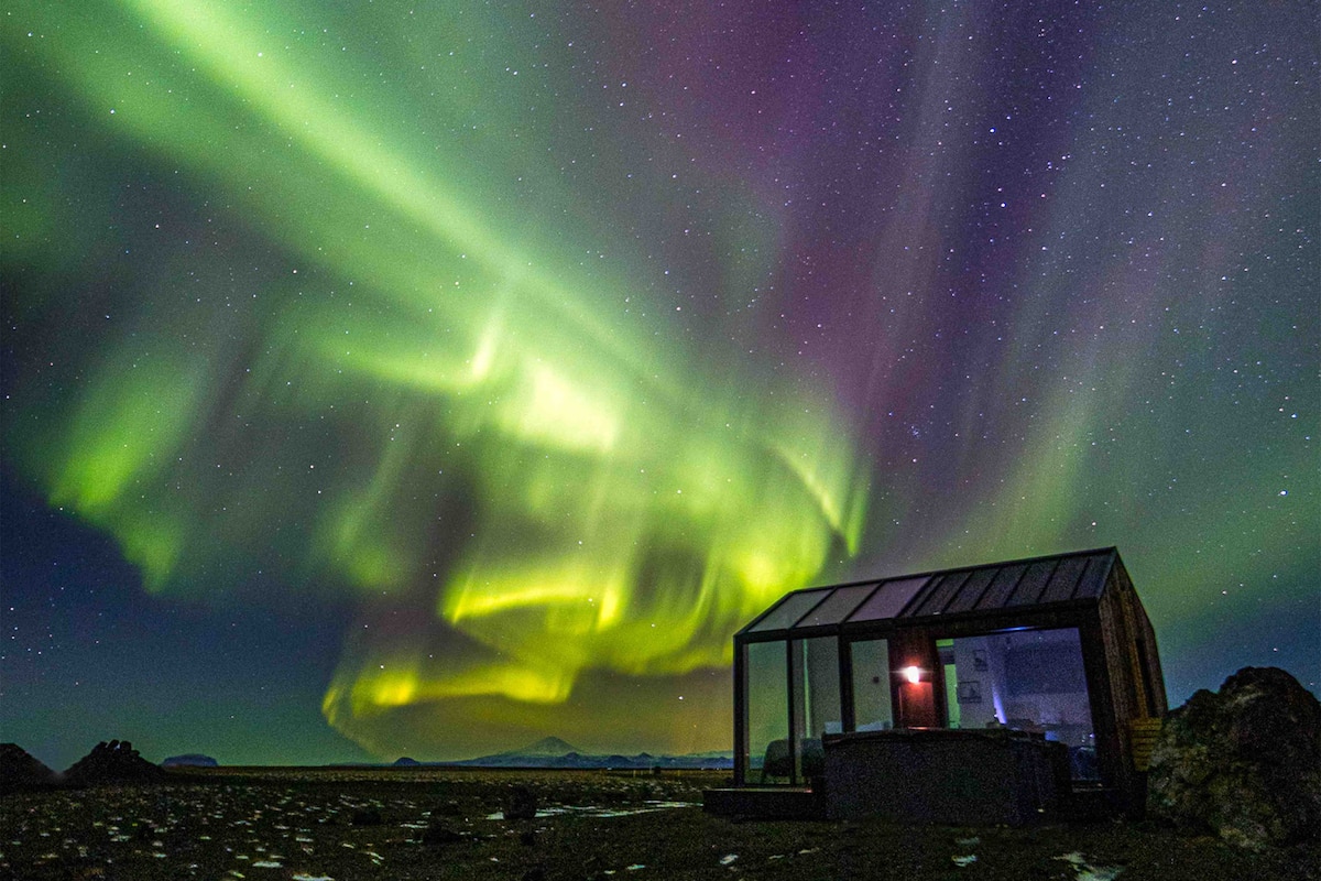Bạn có thể nhìn thấy Cực quang từ trên giường của mình tại Airbnb này ở Iceland - 5