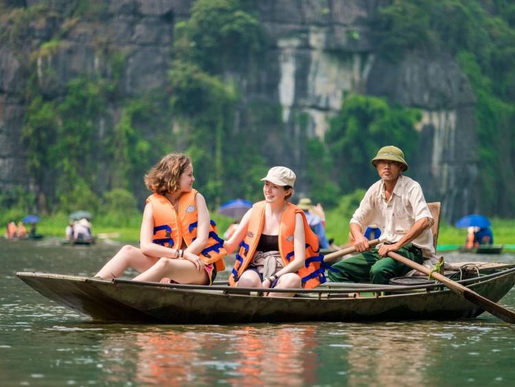 Bắt cách ly, test liên tục: Tự tay “dâng khách“ cho Thái Lan, Campuchia