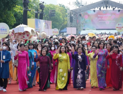 Lễ hội - 2.000 người diễu hành áo dài tô màu rực rỡ khắp phố phường TP.HCM